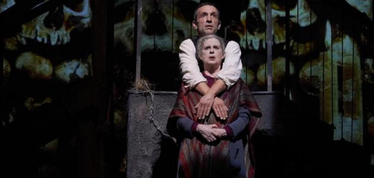 Vicky Peña y Pablo Derqui interpretan múltiples personajes en 'Pedro Páramo'. 