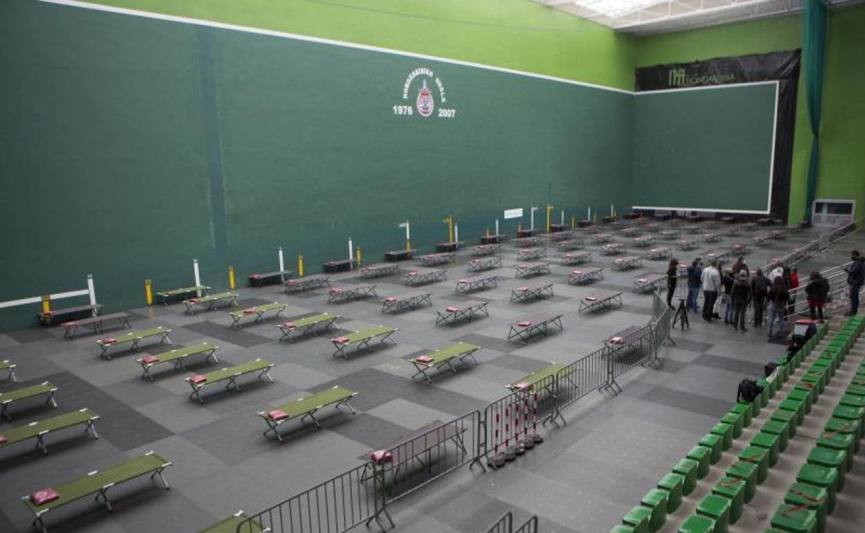 Hondarribia habilita 100 camas en su frontón para cobijar a nuevos migrantes