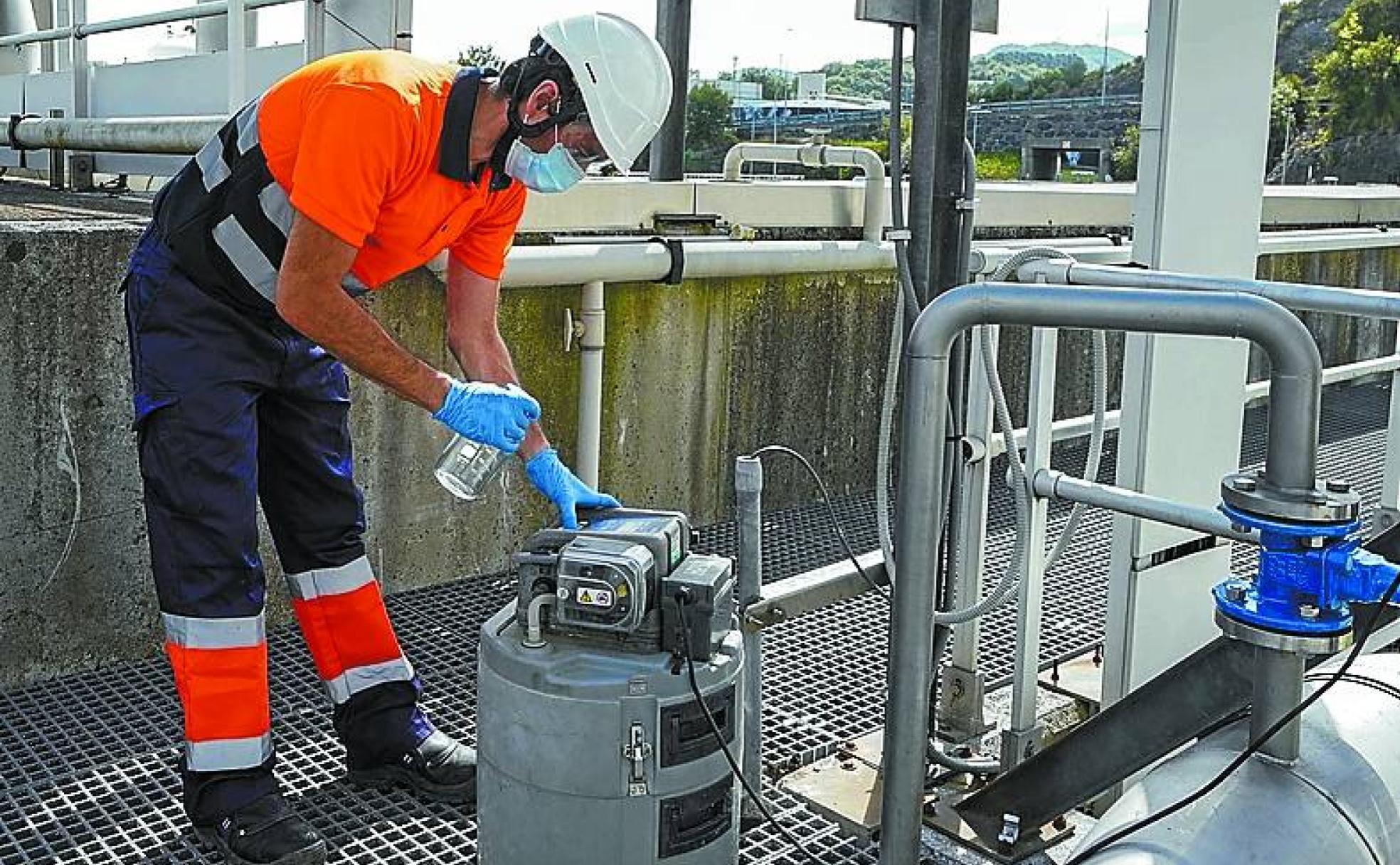 Un técnico toma una muestra en la depuradora de Loiola. 