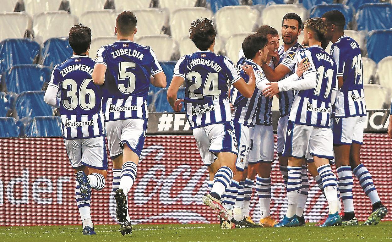 Los jugadores de la Real celebran el gol que les consolida en la quinta plaza logrado por Merino el domingo en Anoeta.
