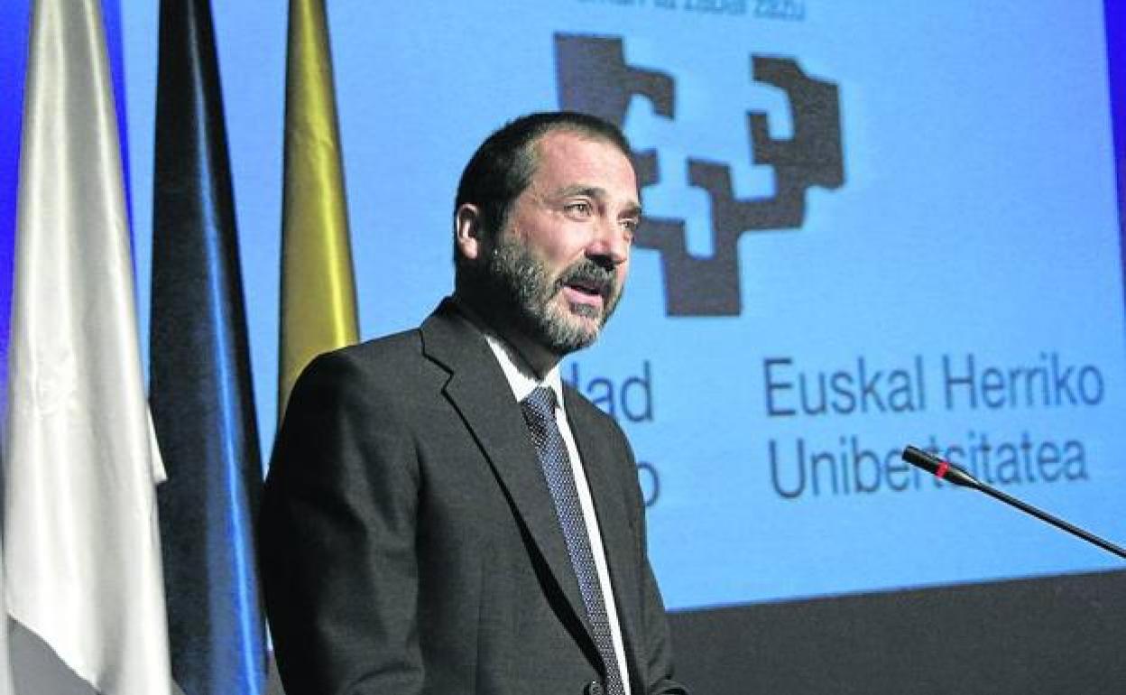 El Adezle, Iñigo Urrutia. 