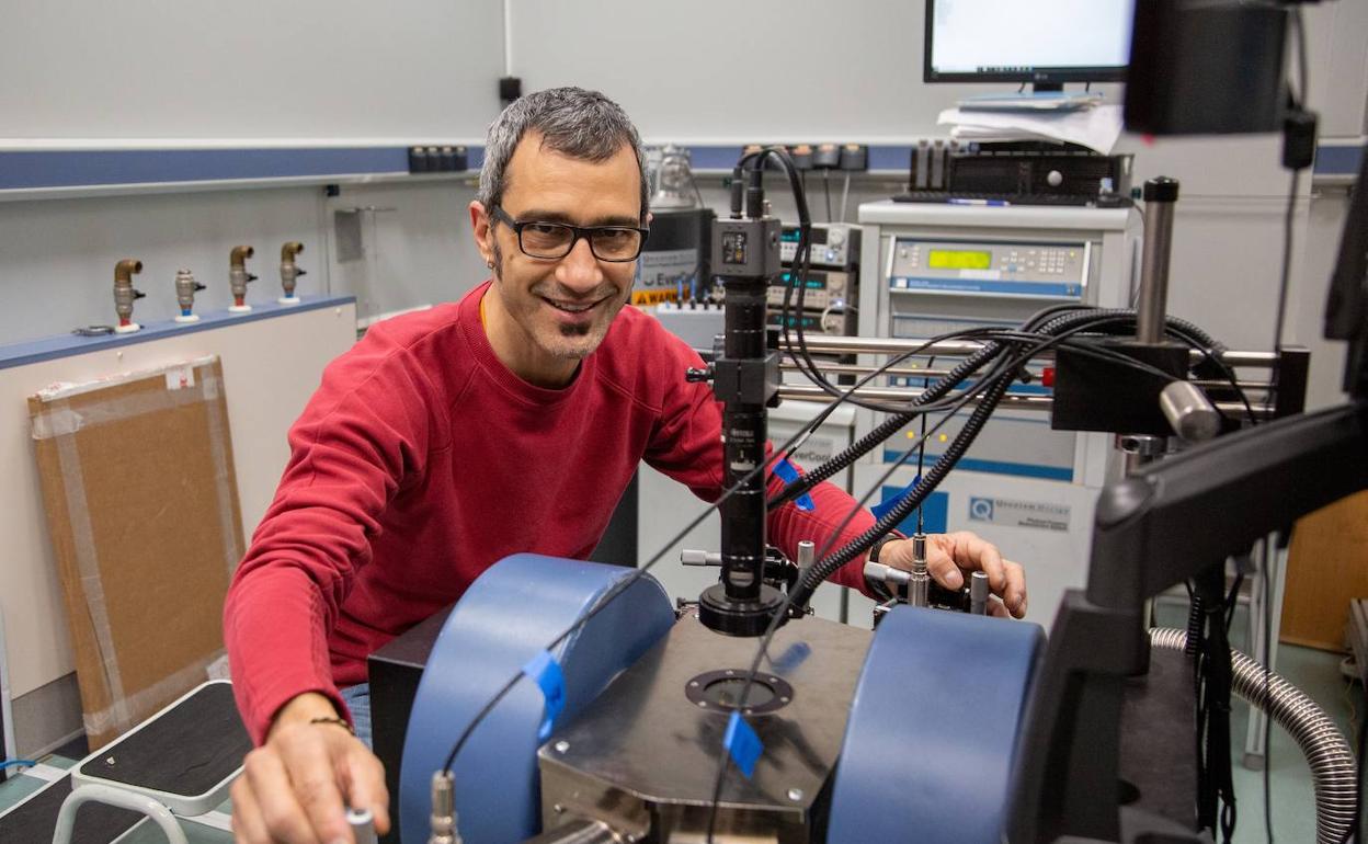 Félix Casanova, en su laboratorio de Nanogune. 