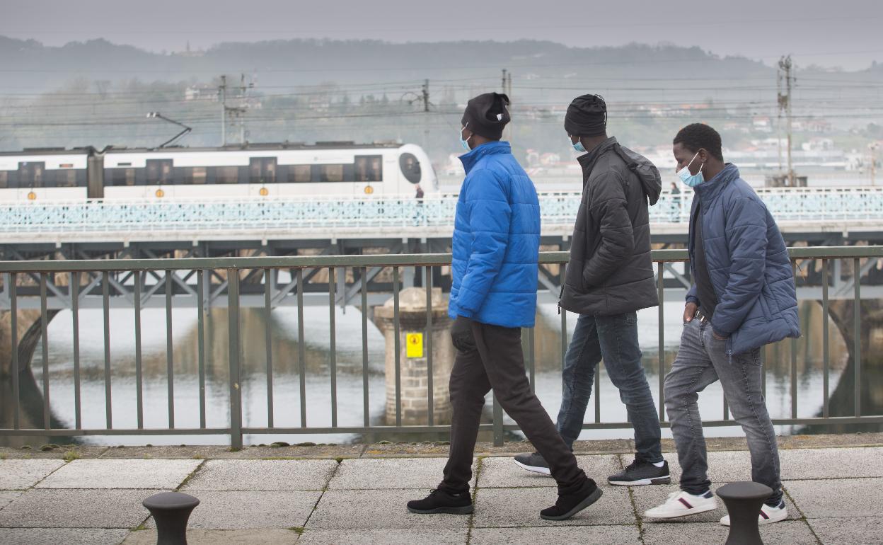 La presión en la frontera de Irun se relaja al reducirse un 30% la cifra de migrantes atendidos