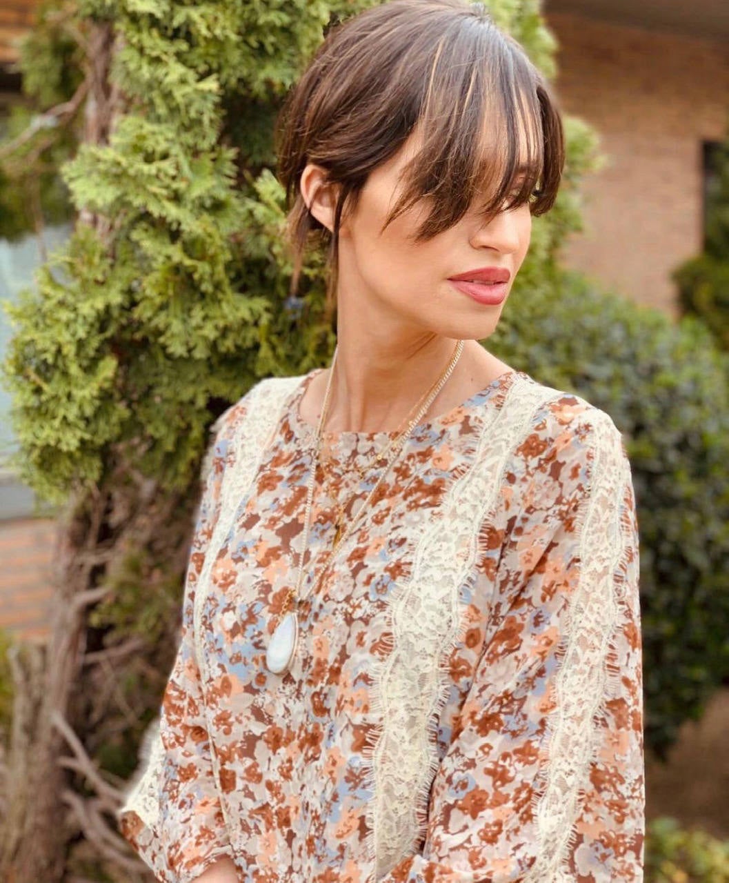 A pesar de haber atravesado una etapa de salud complicada y estar inmersa en una tormeta mediática por los rumores de separación de su marido, Iker Casillas, actualmente Sara Carbonero desprende una luz especial y así lo demuestran las últimas instantáneas que ha compartido la presentadora a través de sus perfiles sociales. Con la filosofía 'slow life' por bandera y un estilo 'comfy' tan irresistible como admirado, Carbonero nos da clases de su innato estilo para defender cualquier prenda y complemento por casual que parezca