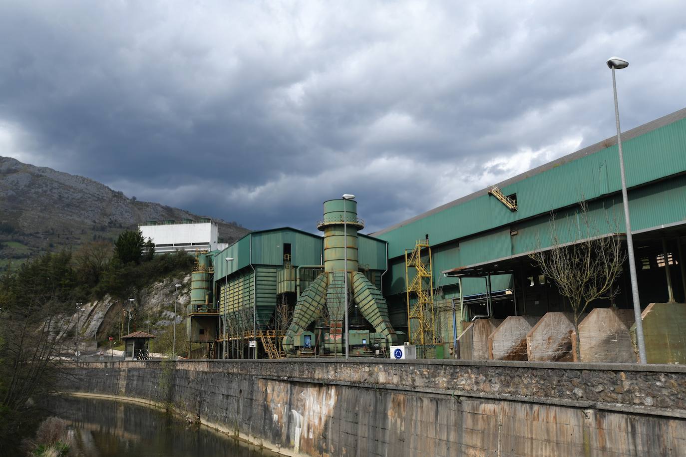 El Grupo Alfonso Gallardo cerró en 2013 Corrugados Azpeitia y despidió a más de 300 trabajadores. Deste entonces la fábrica está practicamente abandonada.