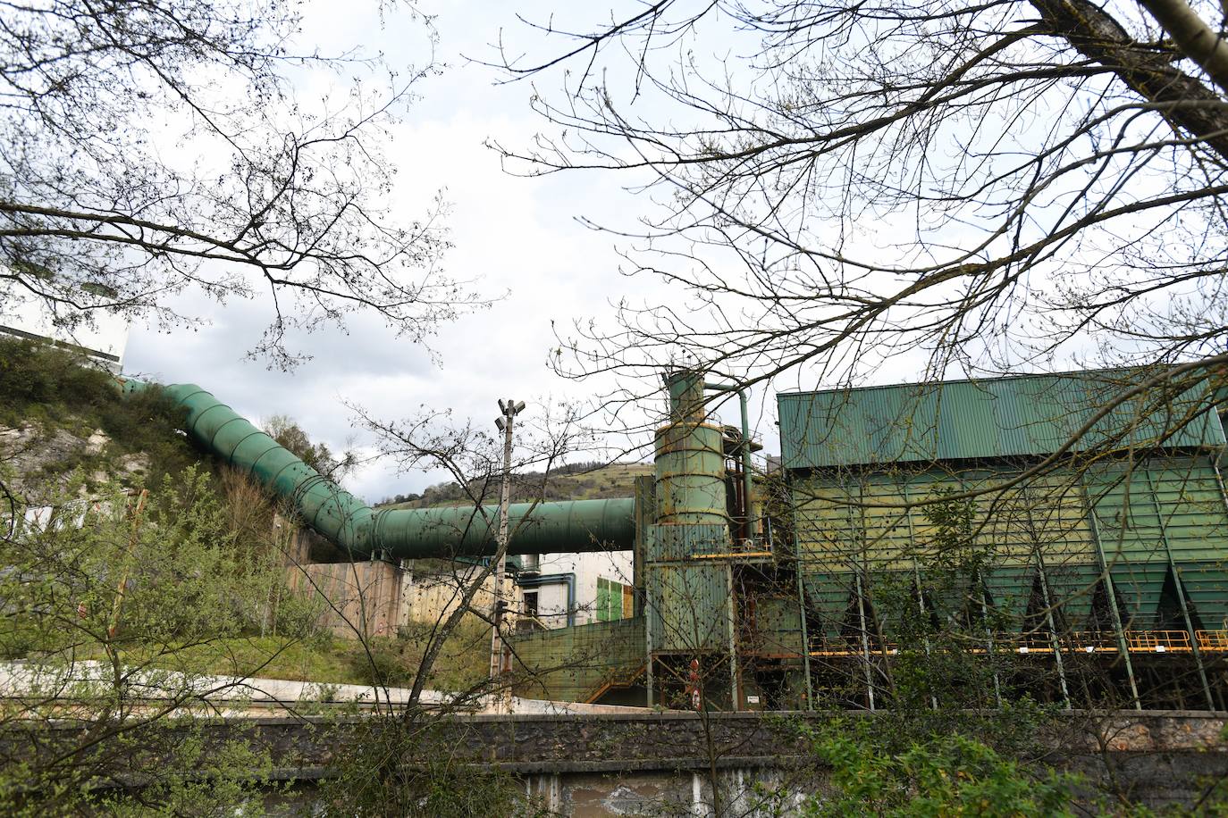 El Grupo Alfonso Gallardo cerró en 2013 Corrugados Azpeitia y despidió a más de 300 trabajadores. Deste entonces la fábrica está practicamente abandonada.