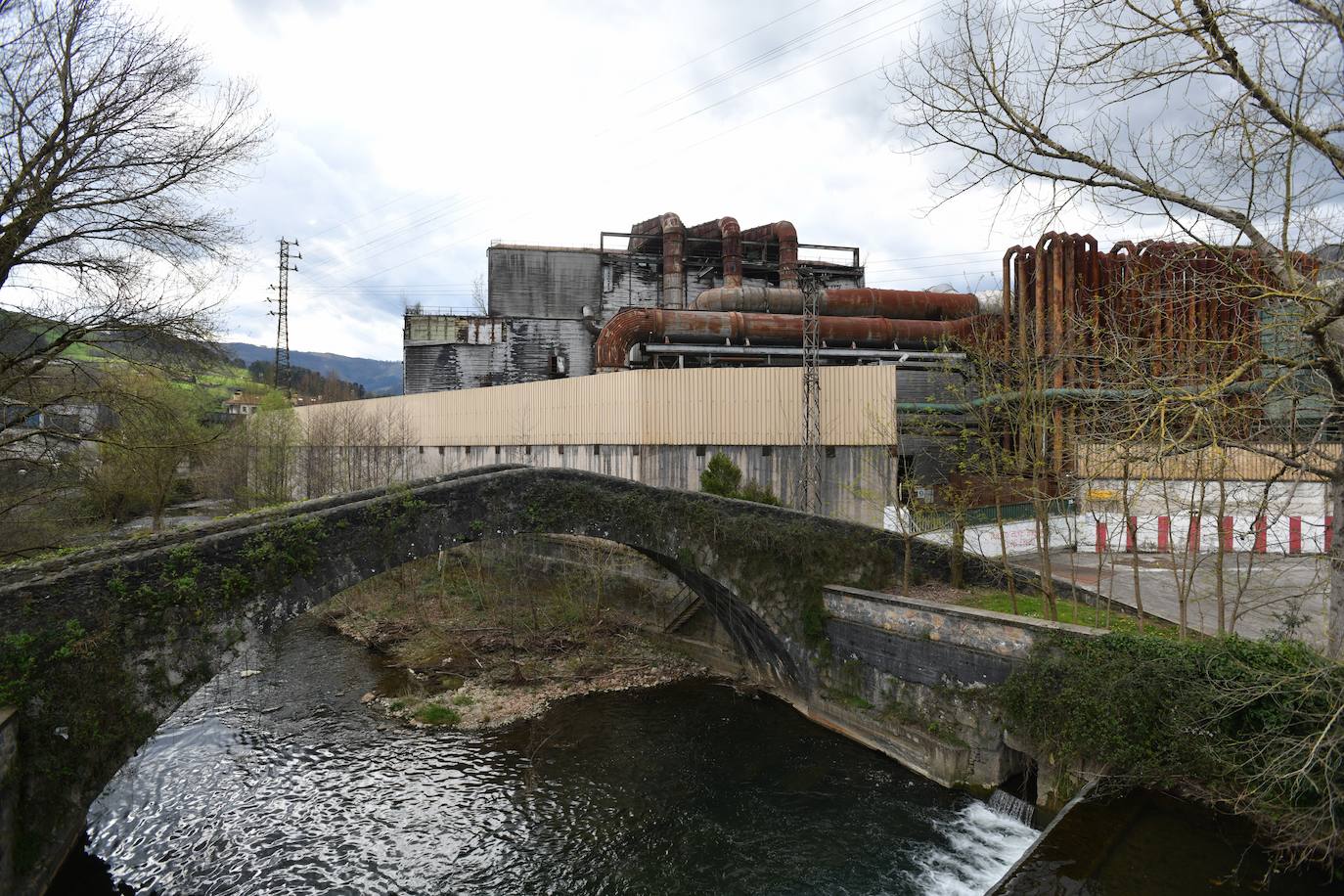 El Grupo Alfonso Gallardo cerró en 2013 Corrugados Azpeitia y despidió a más de 300 trabajadores. Deste entonces la fábrica está practicamente abandonada.