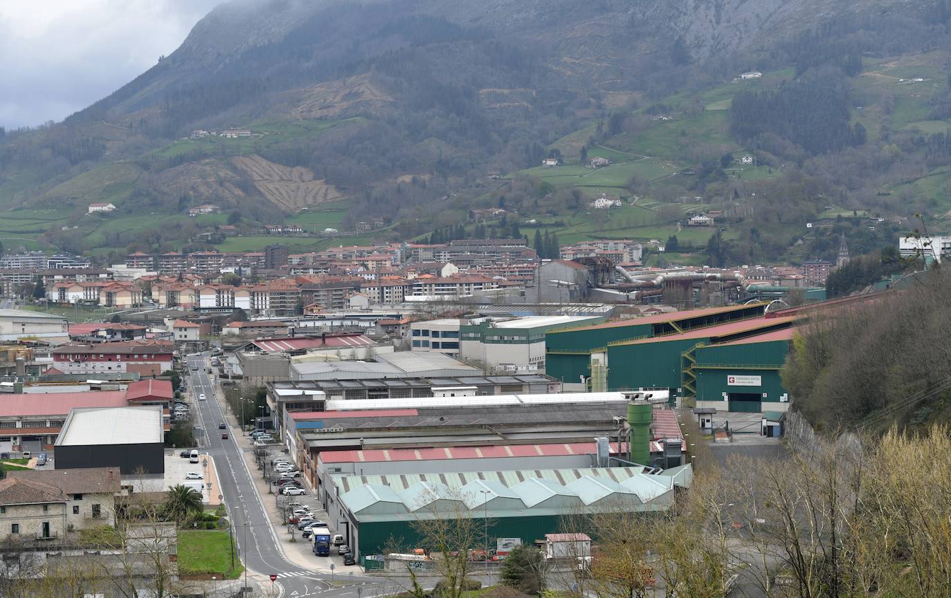 El Grupo Alfonso Gallardo cerró en 2013 Corrugados Azpeitia y despidió a más de 300 trabajadores. Deste entonces la fábrica está practicamente abandonada.