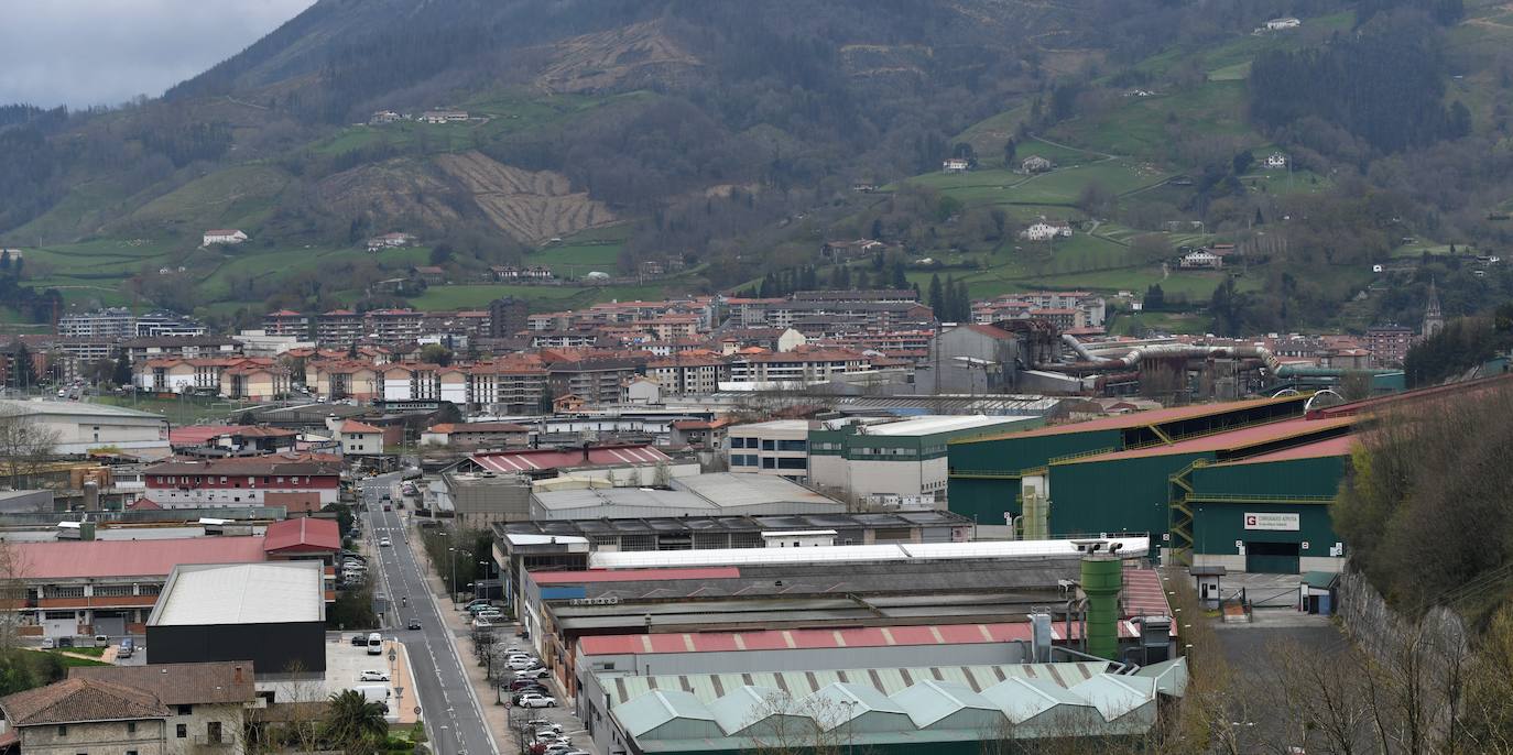 El Grupo Alfonso Gallardo cerró en 2013 Corrugados Azpeitia y despidió a más de 300 trabajadores. Deste entonces la fábrica está practicamente abandonada.