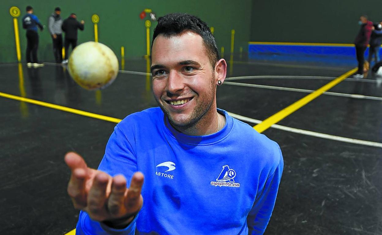 Erik, Jaka juega con una pelota ayer en el frontón de Etxebarri.