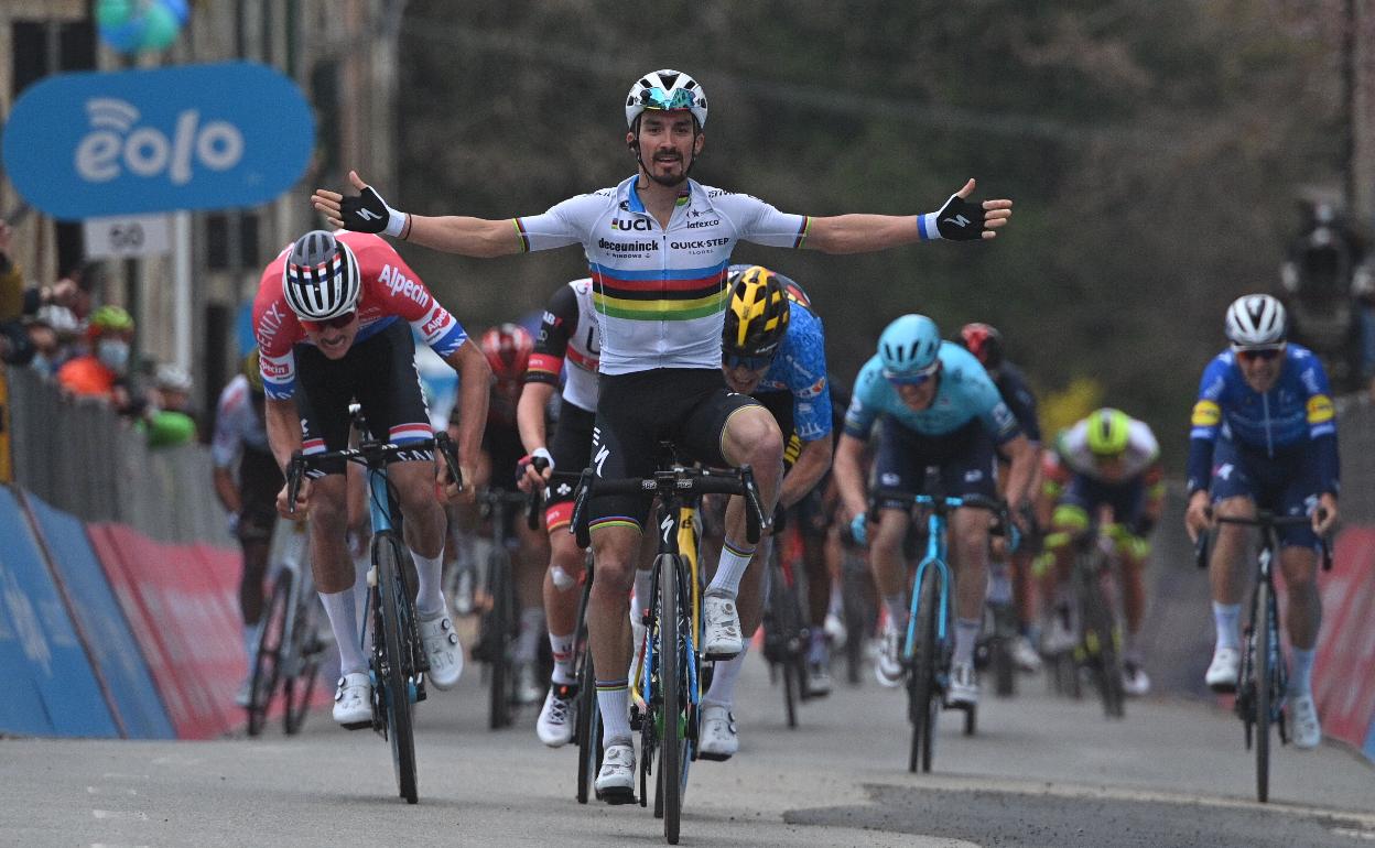 Alaphilippe supera a Van der Poel, Pogacar, Van Aert (semitapados) y Aranburu ayer en Chiusdino.