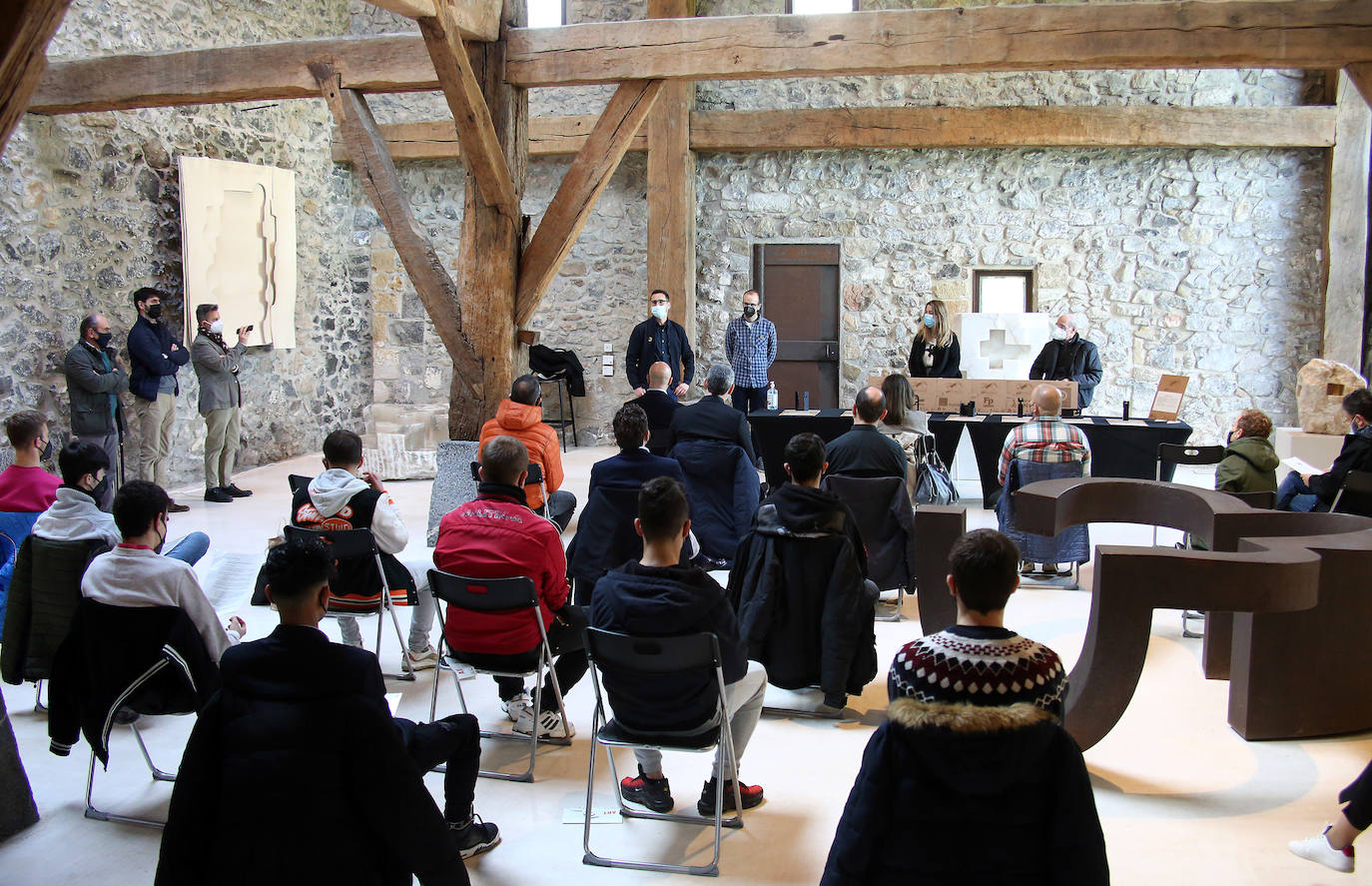 Una original iniciativa basada «en la empatía y la innovación» aúna a los estudiantes de formación profesional de Ortzadar, la ONCE, Chillida Leku y la Fundación Orange. 