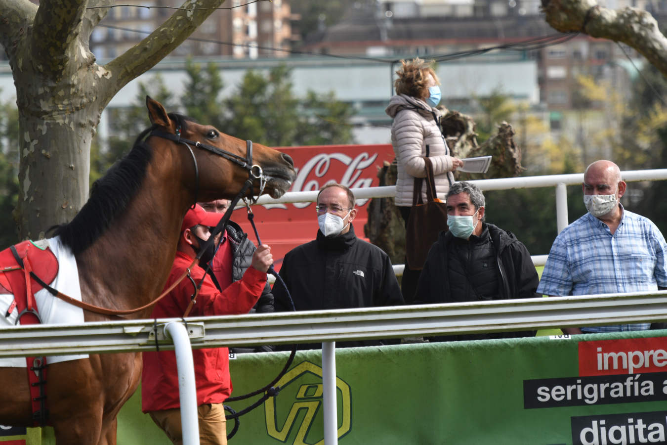 Por primera vez desde hace mucho tiempo, debido a la pandemia, se han vuelto a ver las gradas con aficionados. 