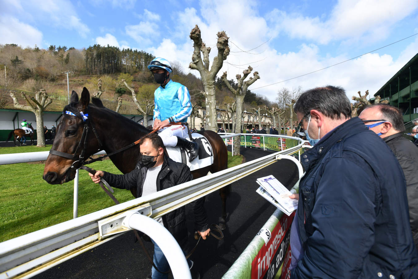 Por primera vez desde hace mucho tiempo, debido a la pandemia, se han vuelto a ver las gradas con aficionados. 