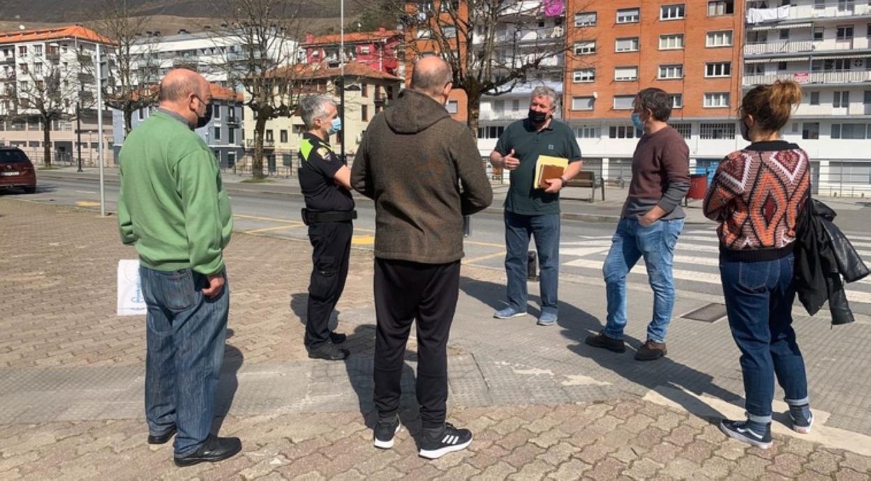 Representantes de la Itzulia y el Consistorio en Zaldupe. 