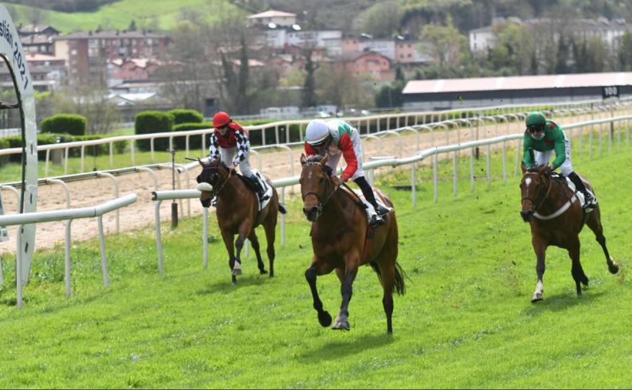 'Nirmali' impone su punta de velocidad ayer en el hipódromo.
