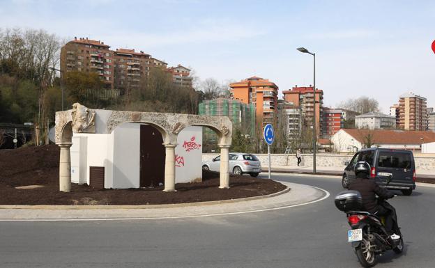 Aspecto actual de la glorieta, con los arcos y el tanque de tormentas. 