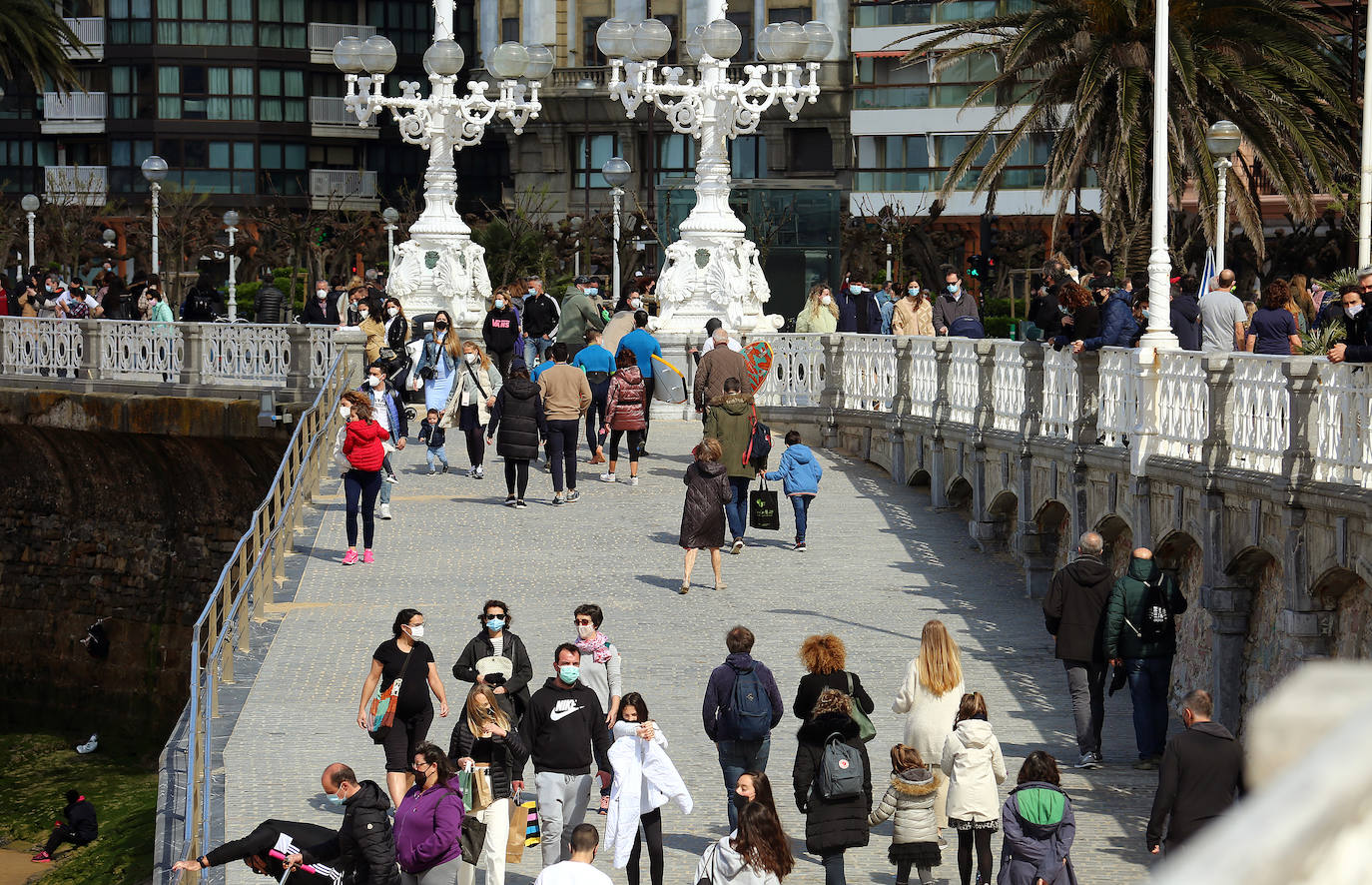 Miles de guipuzcoanos estrenaron este sábado el fin de la limitación con salidas a Bizkaia y Araba, y a segundas residencias