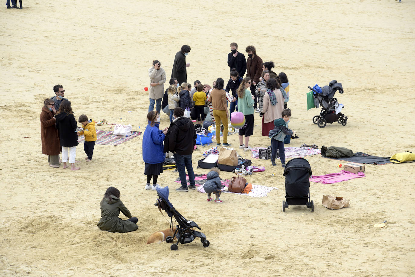 Miles de guipuzcoanos estrenaron este sábado el fin de la limitación con salidas a Bizkaia y Araba, y a segundas residencias