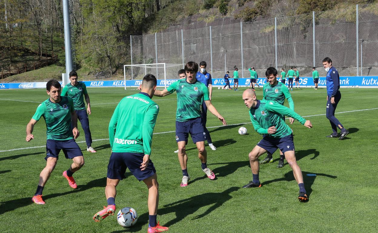 Oyarzabal, Roberto López, Le Normand, Silva y Guridi haciendo un rondo en Zubieta. 