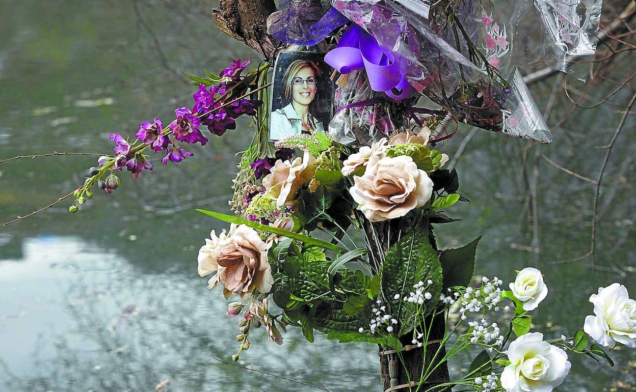Flores en recuerdo de Amaia Azkue, en el embalse Ibai-Eder donde apareció su cadáver. 