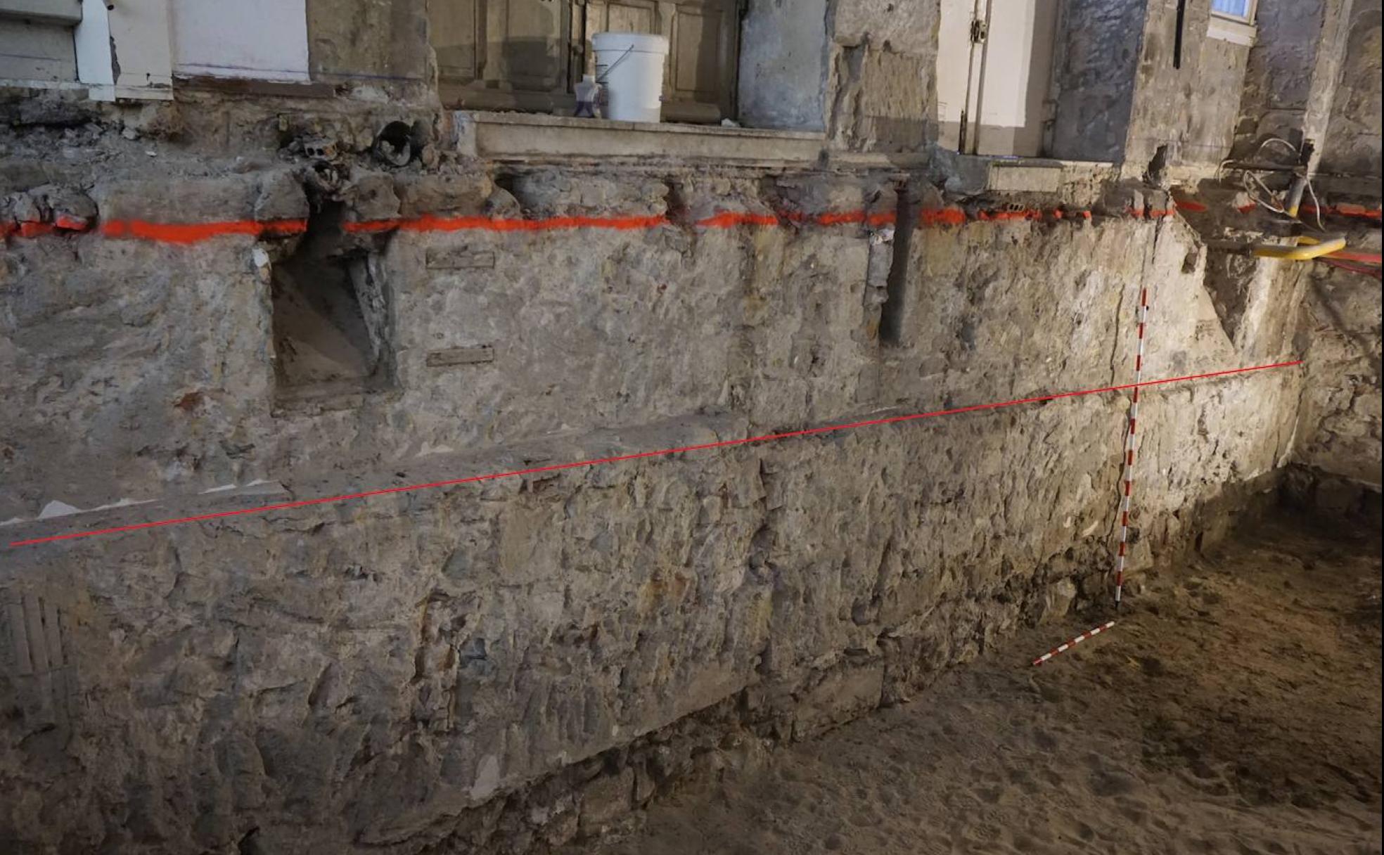 En la imagen de la obra del sótano del bar Barandiarán se observa, entre la segunda línea roja y el suelo, la muralla medieval que pasaba por la calle Embeltrán