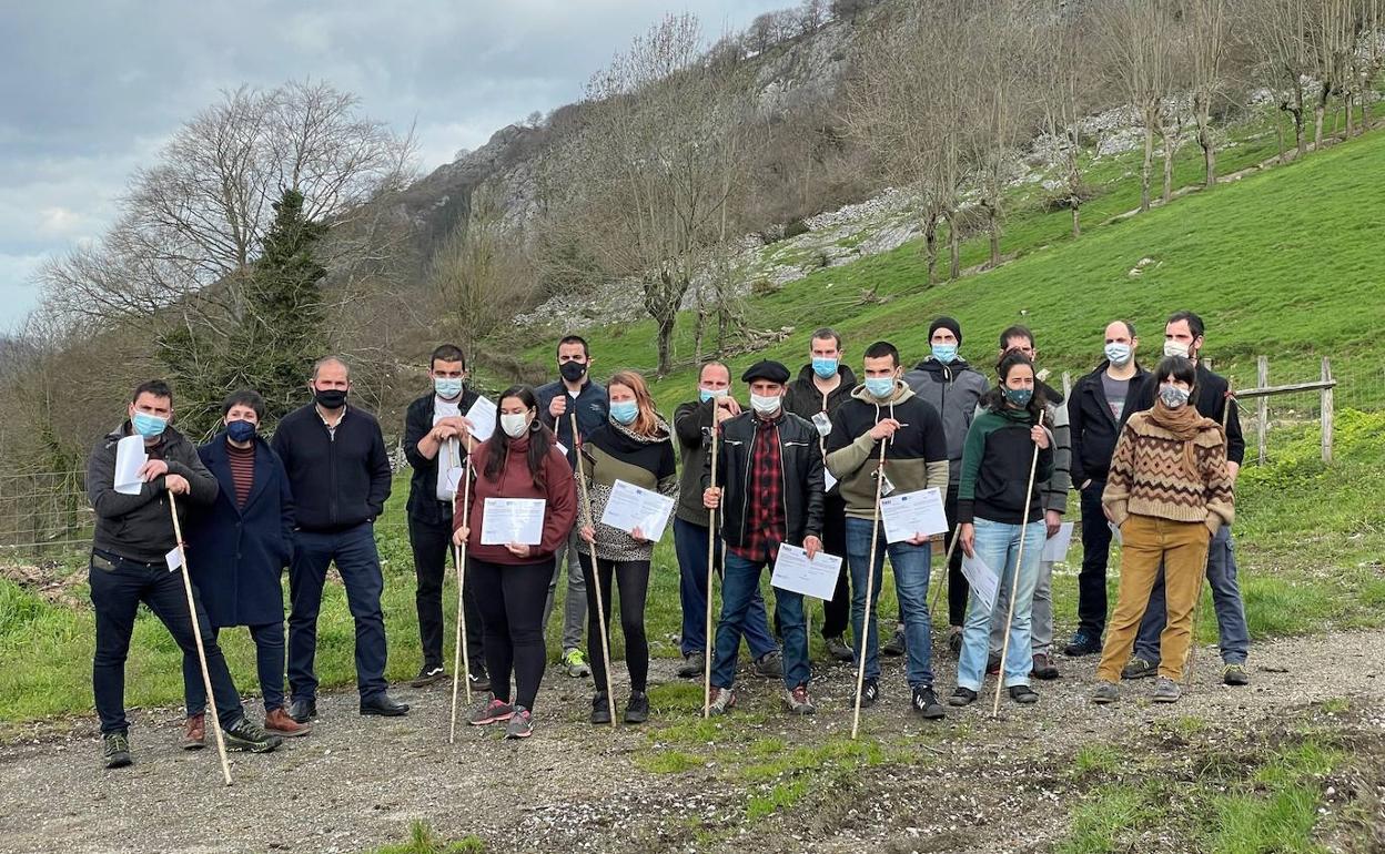 Con el título. Los alumnos de la nueva promoción, junto a responsables de la escuela. 
