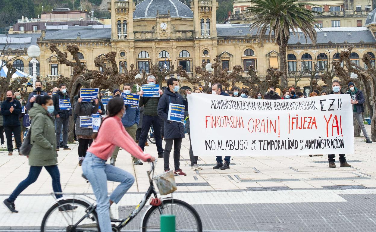Concentración ante el ayuntamiento de Donostia de empleados públicos contra la temporalidad