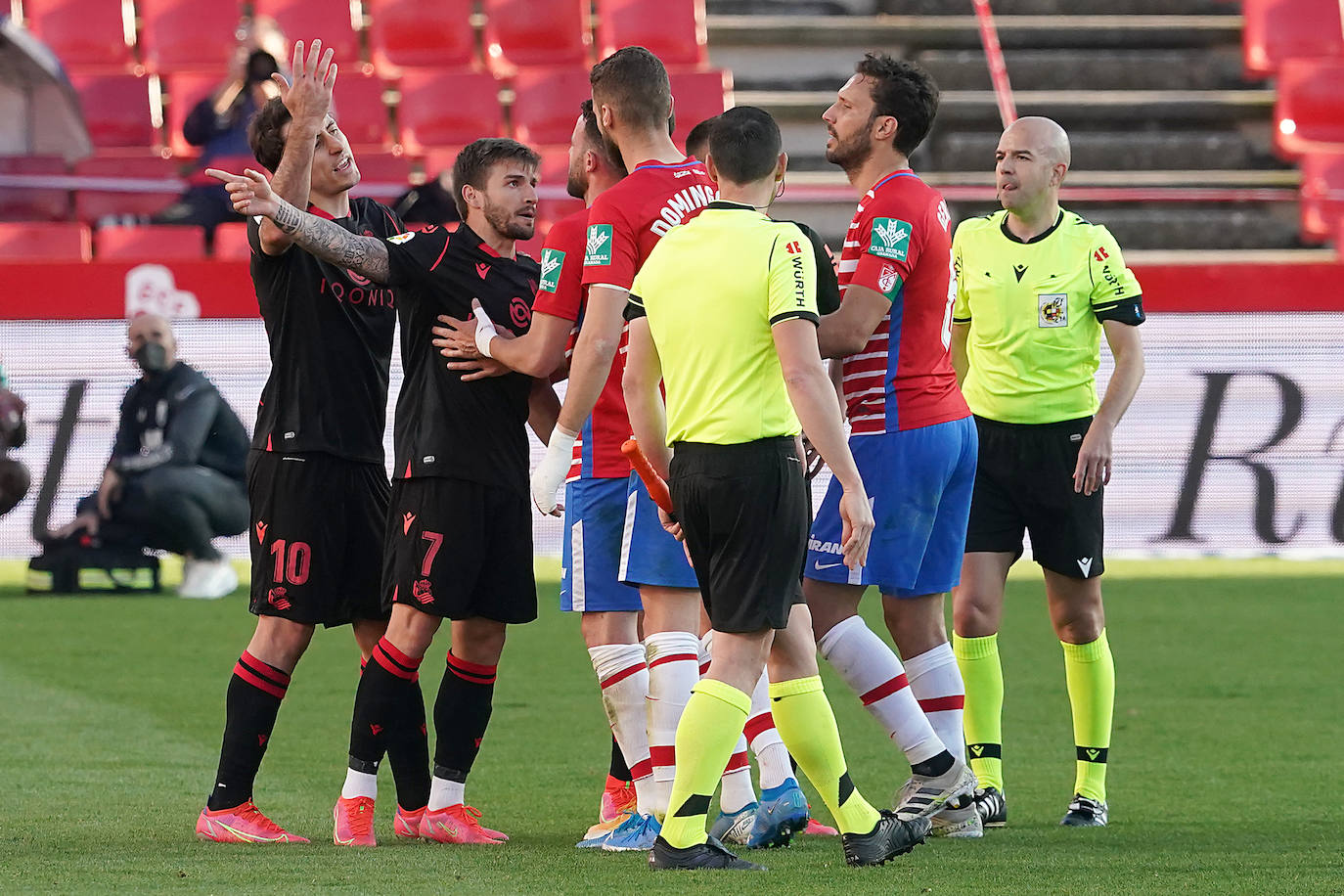 Fotos: Las mejores imágenes del Granada - Real Sociedad