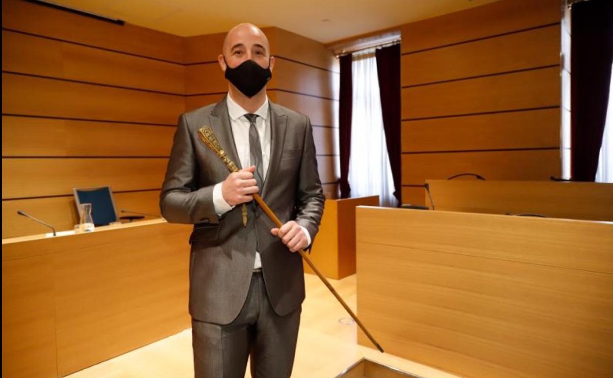 Jon Iraola posa con la makila el sábado tras ser elegido alcalde.