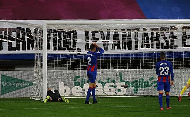 Dmitrovic, tumbado en el suelo, y Burgos con las manos en la cara, se lamentan de uno de los tres goles que marcó el Villarreal en Ipurua. 