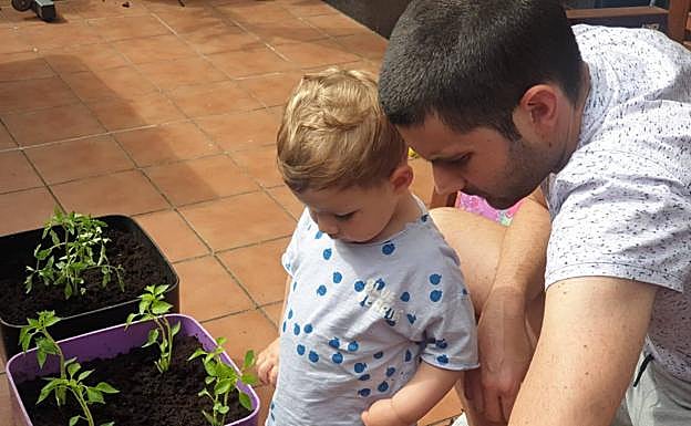 Ibai con su hijo Unai, en la terraza donde montaron un huerto y un parque de juegos.