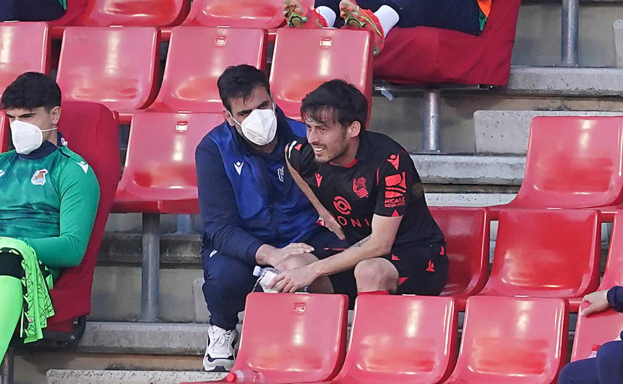 David Silva tras abandonar el terreno de juego en Los Cármenes. 