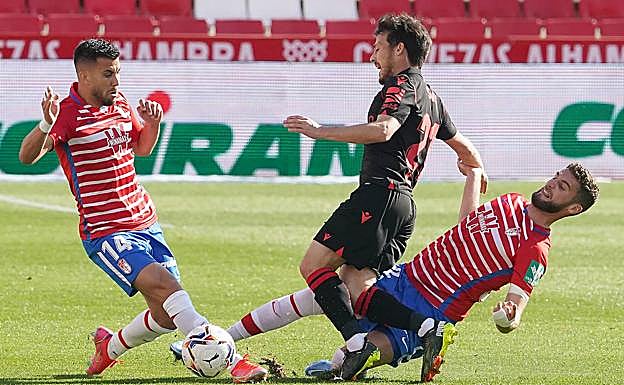 Imagen principal - David Silva acaba el partido antes de tiempo por culpa de un rodillazo de Eteki