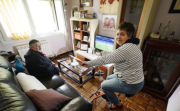 A falta de paseos, Toñi se mantuvo activa con la bici estática en el salón para compensar las horas frente a la tele. 