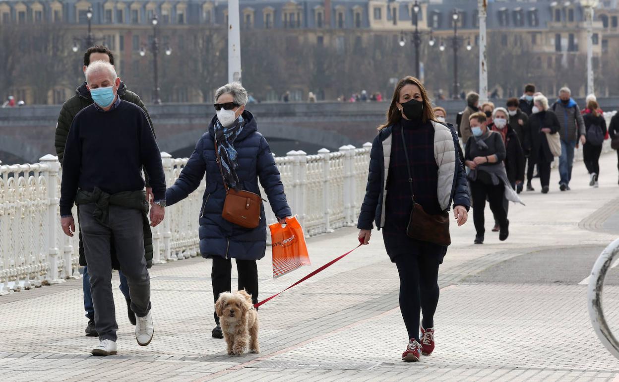 Ciudadanos de paseo por San Sebastián.