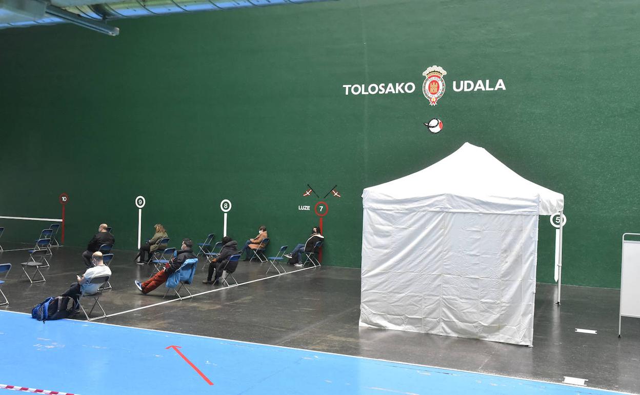Este mediodía ha comenzado la vacunación en el frontón Beotibar de Tolosa.