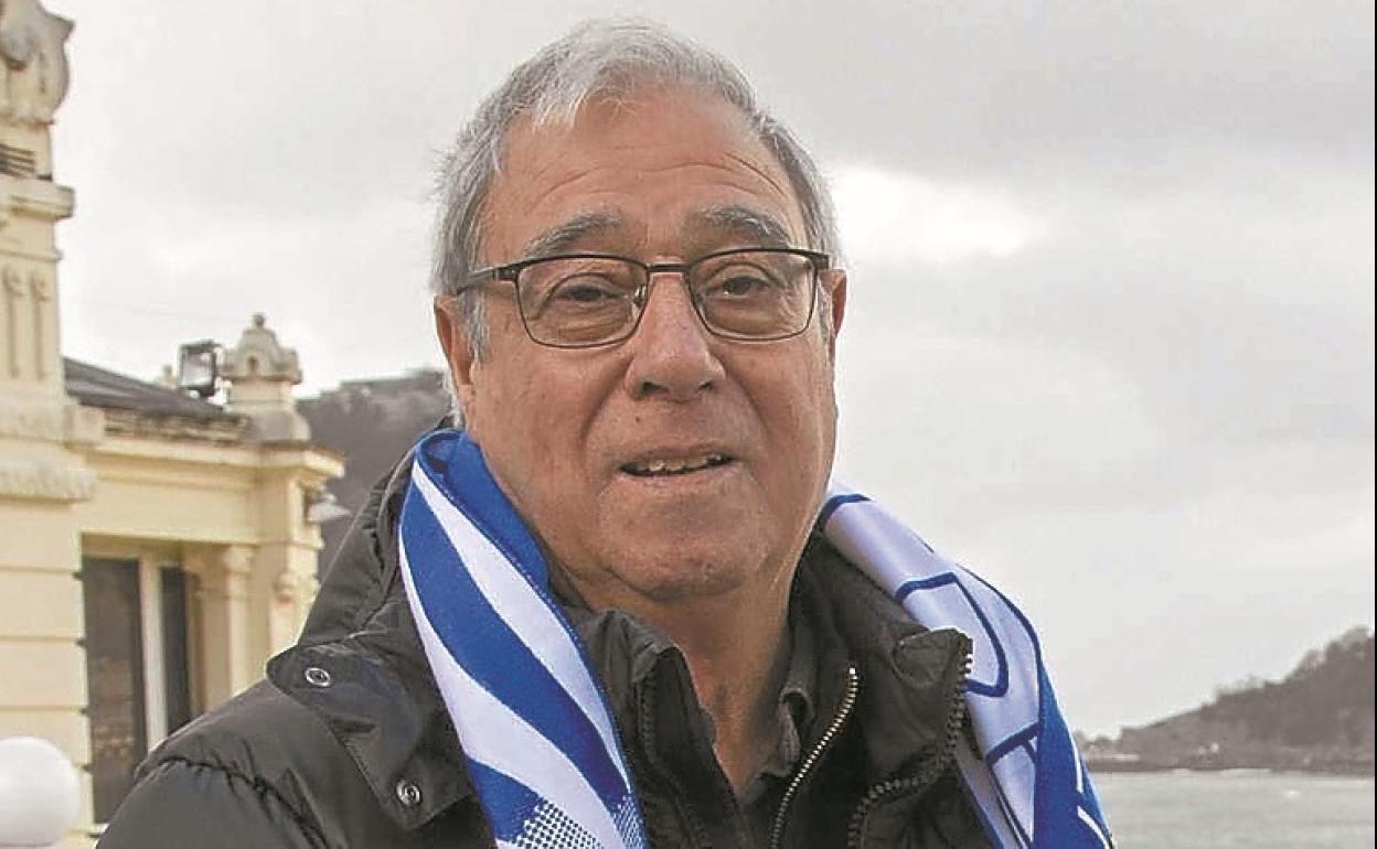 Carmelo Amas, con una bufanda blanquiazul en La Concha.