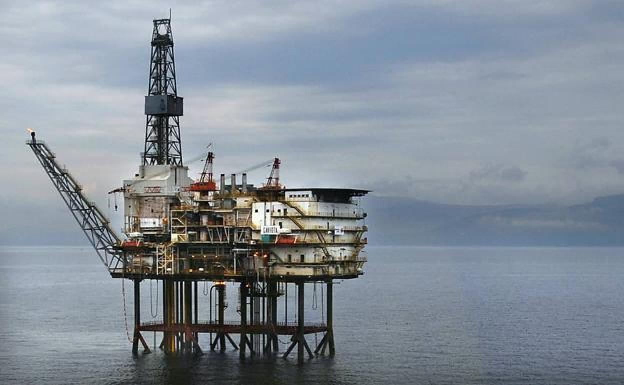 Fallece un trabajador tras caer al mar desde un barco que asistía a la plataforma de 'La Gaviota', frente a Bermeo