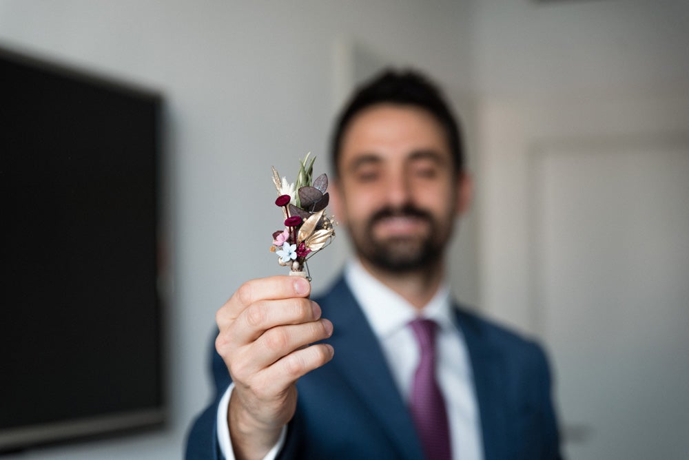 María y Jorge se casaron en Gorliz en una ceremonia íntima adaptada a las circunstancias. De largura 'mini' por encima de la rodilla, con corte asímetrico, volumen en la parte superior y lazadas laterales, la protagonista se ha convertido en una de las novias más impresionantes de las últimas semanas. El diseño lo ha firmado Fabio Encinar, uno de los diseñadores con sede en Madrid más de moda. En cuanto al peinado, otro de los elementos más destacados del estilismo, ha optado por un acertado moño bajo de bailarina súper pulido y tirante, con horquillas de Oui Novias