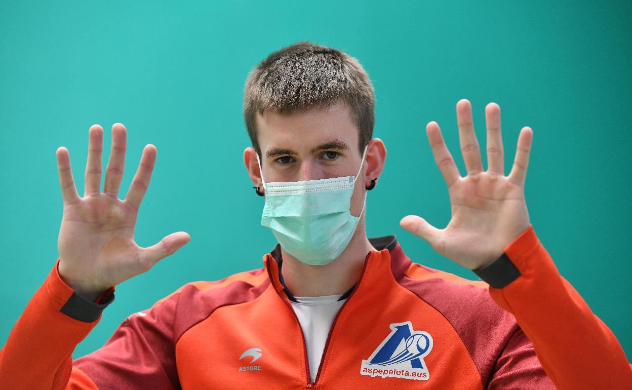 Jon Mariezkurrena muestra sus manos ayer en el frontón Sahatsaga de Getaria 