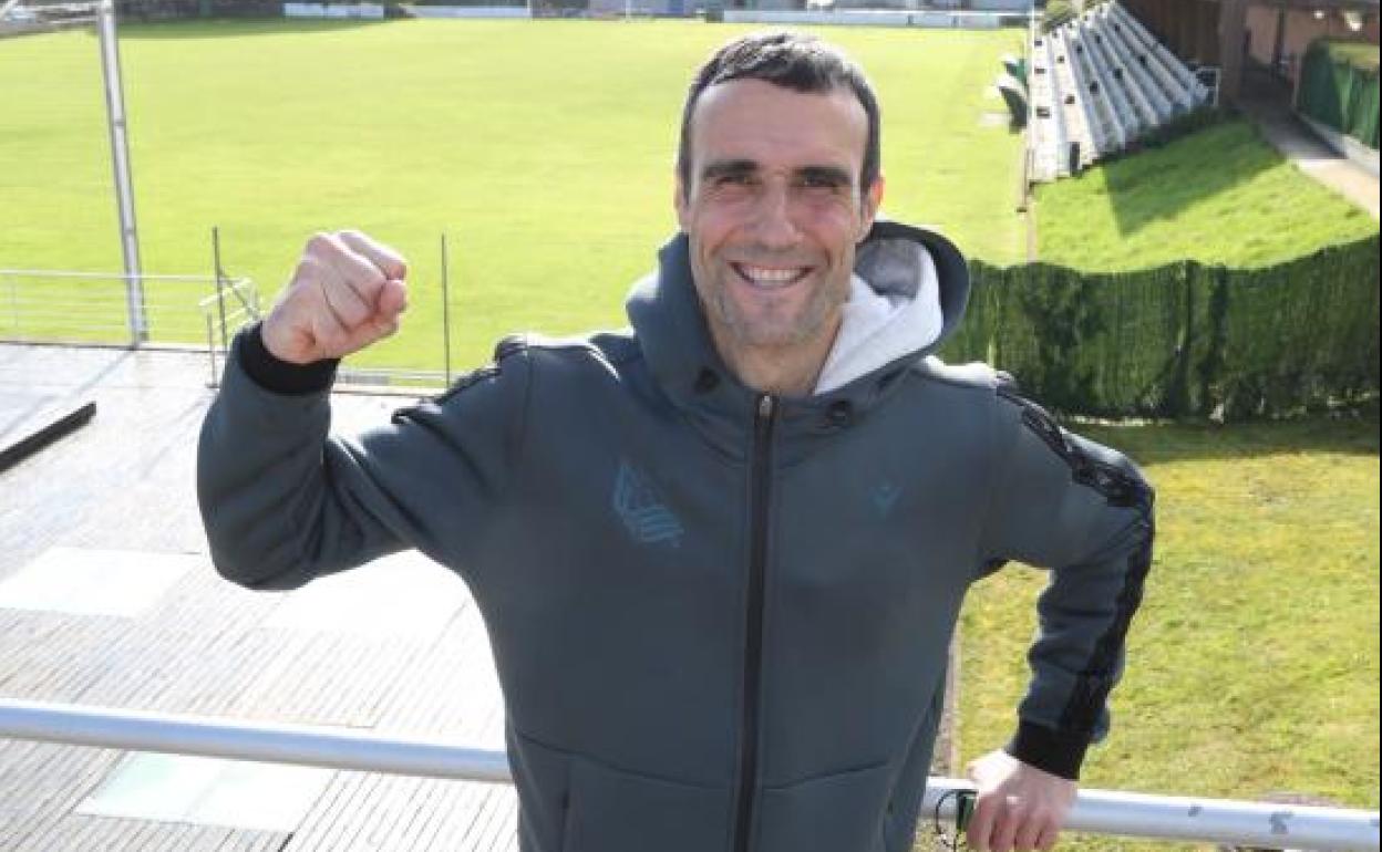 Kote Pikabea, ayer con el campo de Hondartza a su espalda