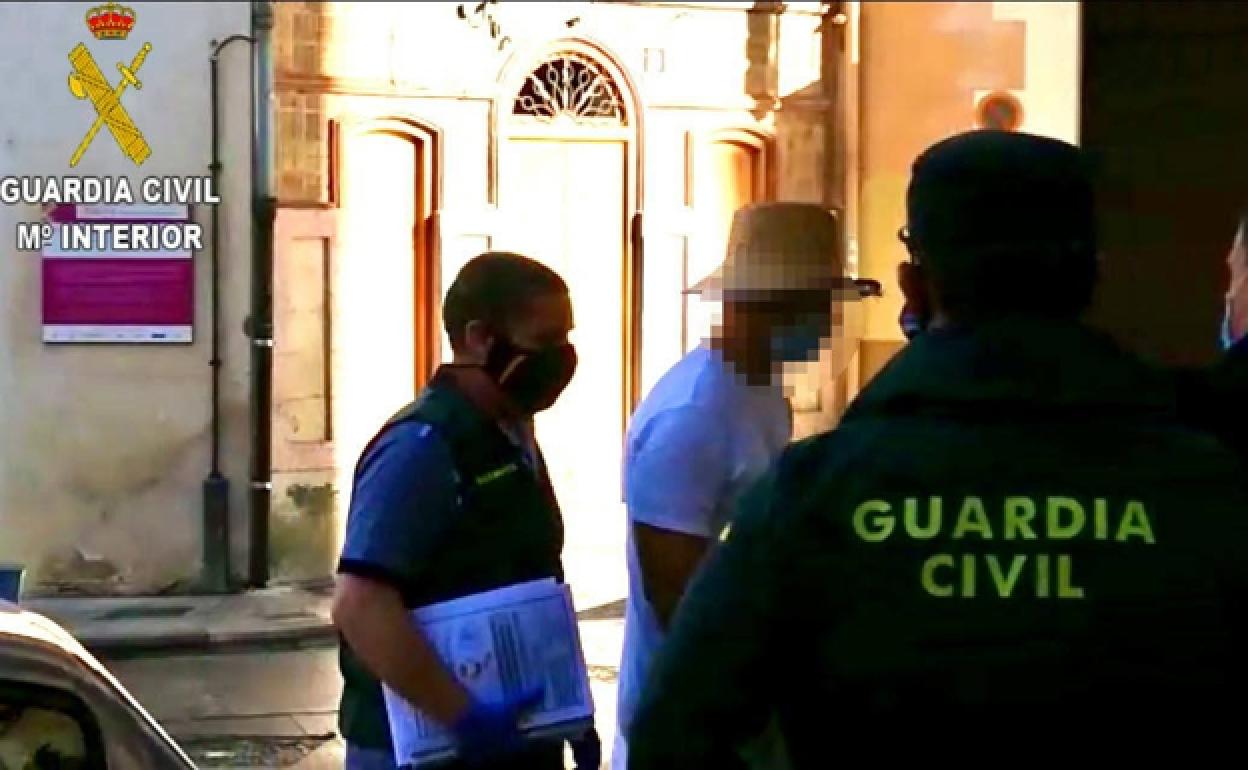 Nacho Vidal, el día que fue arrestado por la Guardia Civil en relación con la muerte del fotógrafo. 