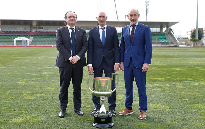 Jokin Aperribay, Luis Rubiales y Javier Elizegi posan en la Ciudad del Fútbol de Las Rozas con el trofeo de la Copa.