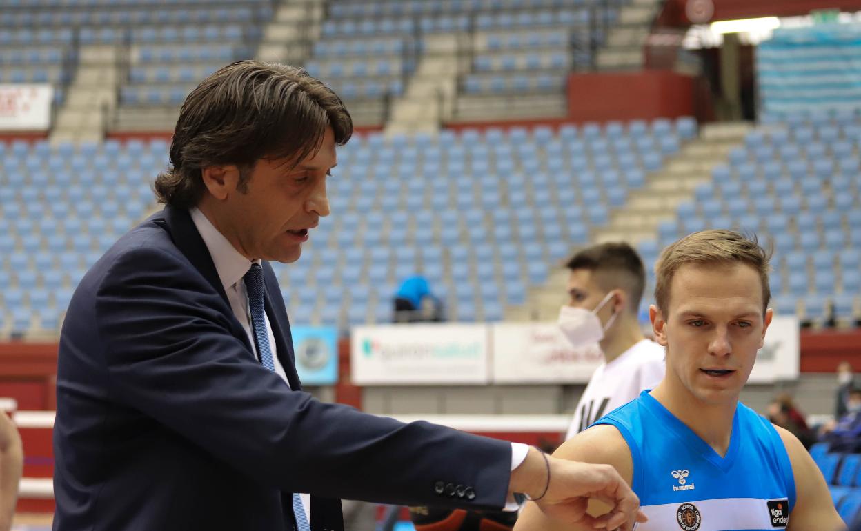 Marcelo Nicola habla con Johnny Dee en el último partido disputado en Illunbe.