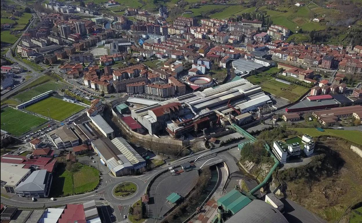 Vista aérea donde se aprecia el espacio que ocupa la empresa Corrugados en Azpeitia. 
