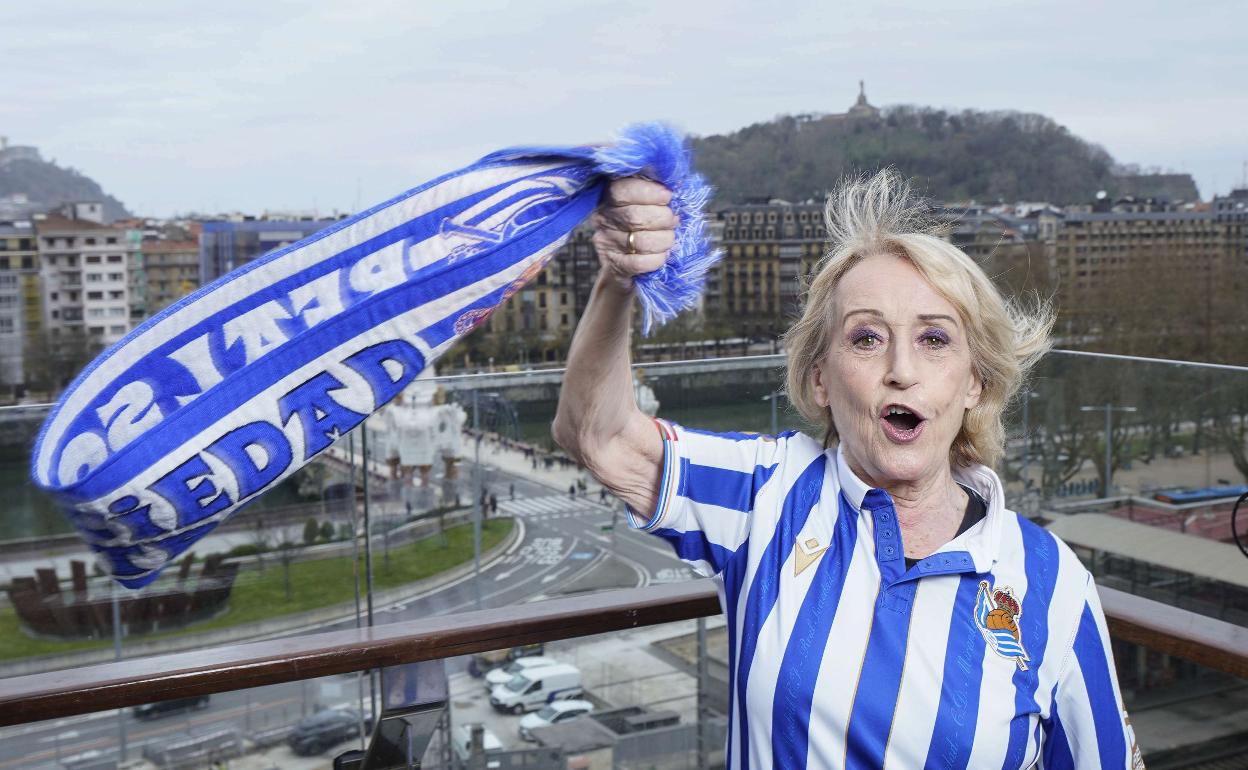 Mila Beldarrain, en la terraza de Tabakalera, mostró la misma energía que refleja en sus libros apoyando ahora a los colores blanquiazules, con la bufanda al aire y portando la camiseta oficial. 