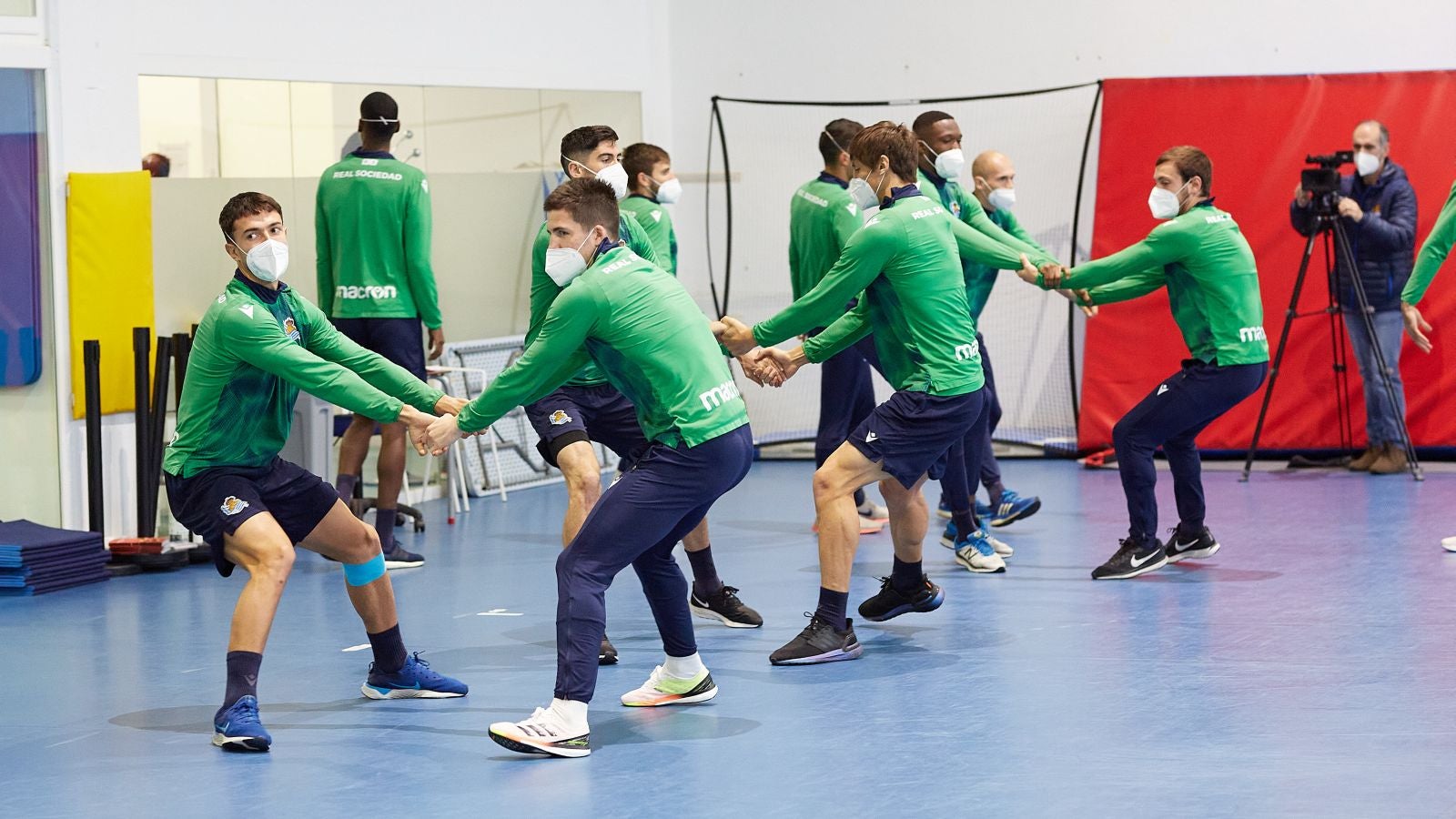 Los jugadores de la Real Sociedad se han ejercitado este viernes a cubierto para preparar el partido que les enfrentará el domingo al Barcelona en el Reale Arena.