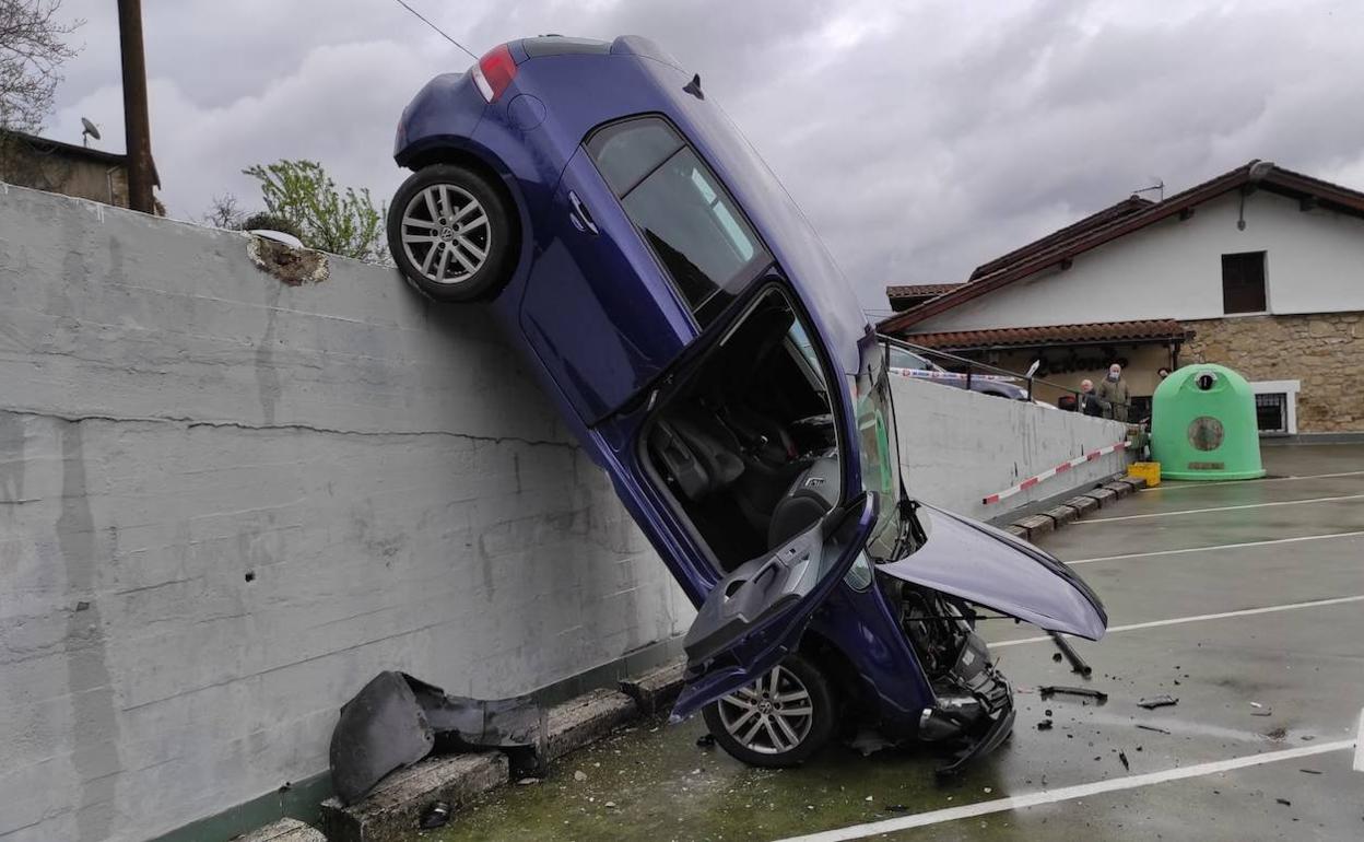 Estado en el que ha quedado el coche tras el accidente.