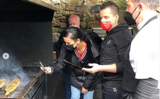 Imagen principal - Dabiz Muñoz y Cristina Pedroche, junto a Andoni Luis Aduriz en el restaurante Xixario de Orio